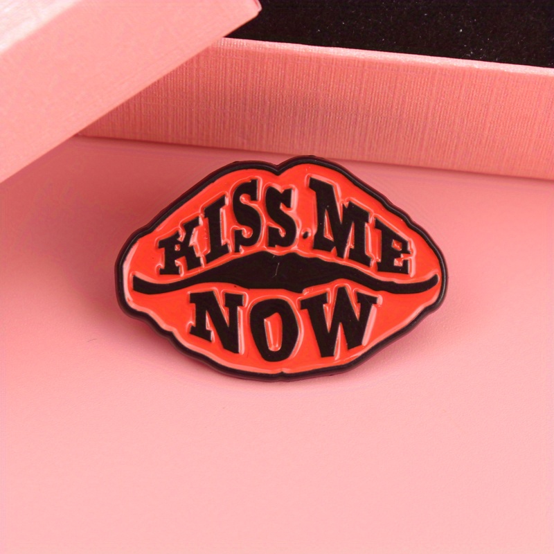 Women Fashion Now - Bold Lip „KISS ME NOW“ Emaille-Pin